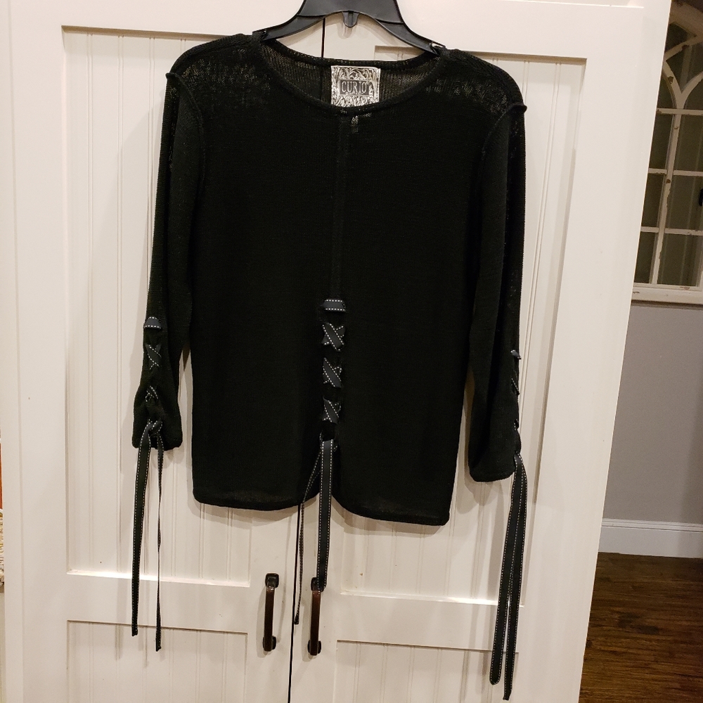 CURIO Top with Black and White Ribbon Ties